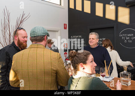 Persone con degustazione di vini presso Rowlee vigna vicino alla città di arancione nel Nuovo Galles del Sud, Australia Foto Stock