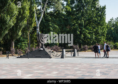 Kiev, Ucraina - 3 Settembre 2019: Gente di fronte la Menorah-monumento a forma di ebrei massacrati a Babi Yar complesso memoriale dell'Olocausto in K Foto Stock