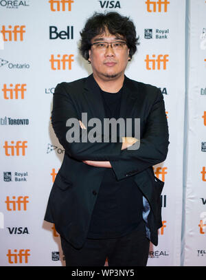 Toronto, Canada. 6 Sep, 2019. Direttore Bong JOON-HO pone per le foto prima della Canadian premiere del film "parassita" al Teatro Ryerson durante il 2019 Toronto International Film Festival (TIFF) a Toronto, Canada, Sett. 6, 2019. Credito: Zou Zheng/Xinhua Foto Stock