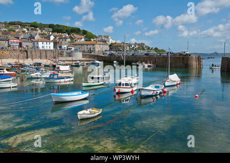 Mousehole Harbour. Cornovaglia, England, Regno Unito Foto Stock