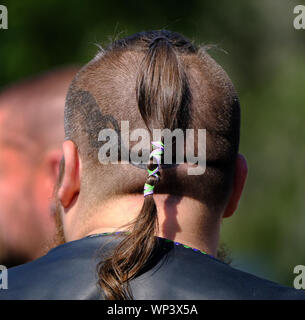 Tagliare i capelli al biker visualizza. Foto Stock