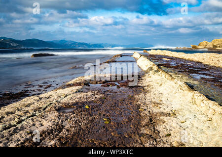 Close up flysch, geologico formazioni di roccia causati dall'erosione del mare nel Paese Basco costa atlantica, Zumaia, Spagna Foto Stock