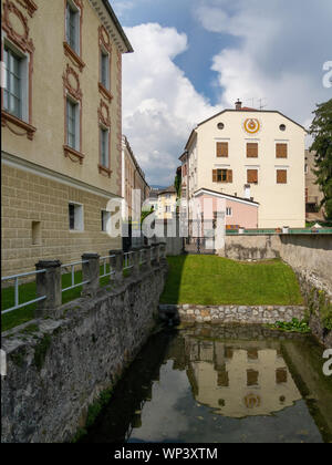 Bressanone - Bressanone, Italia - 31 agosto 2019: Riflessioni nel palazzo di Hofburg fossato. Foto Stock