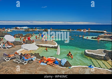 Porto Moniz sulla costa nord di Madeira e il naturale pozze di lava riempito con l'Oceano Atlantico, sono popolari con la gente del posto e turisti. Foto Stock