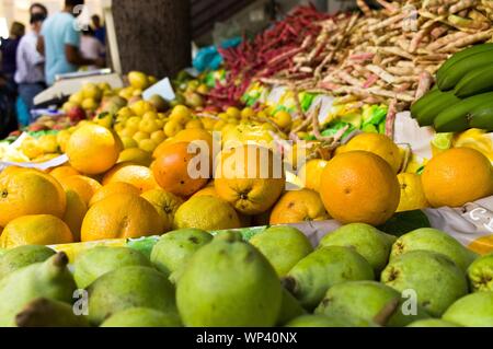 Verde lime e arance impilati in un mercato della frutta (Funchal, Madeira, Portogallo) Foto Stock