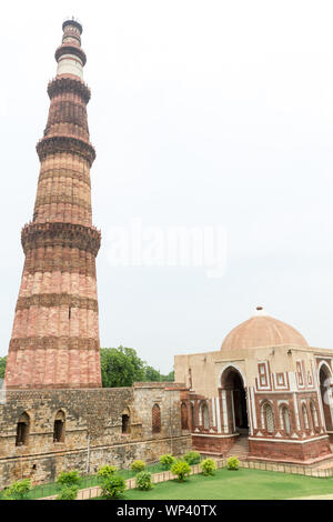 Alai Darwaza accanto a una torre nel complesso qutub, Qutub Minar, Nuova Delhi, India Foto Stock