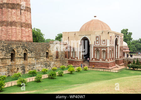 Alai Darwaza accanto a una torre nel complesso qutub, Qutub Minar, Nuova Delhi, India Foto Stock