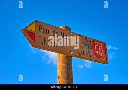 Prazares, Madera e una direzione di legno segno che indica un sentiero a Paul do Mar. Foto Stock