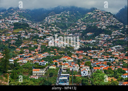 Vista aerea di Funchal, Madeira presa dal cavo auto con la vista verso il Monte area della città. Foto Stock