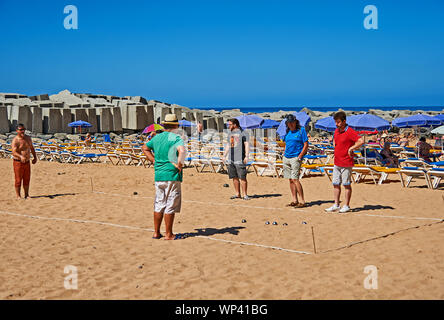 Calheta, Madera e un gruppo di gente del posto giocando a bocce in spiaggia. Foto Stock