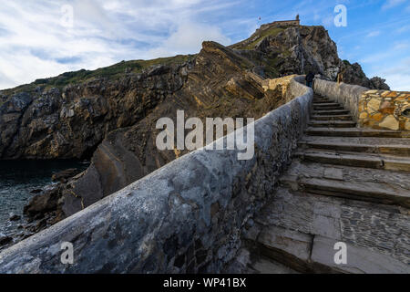 Una scalinata di pietra di San Juan de Gaztelugatxe, un luogo famoso per la serie televisiva, Bermeo, Paesi Baschi Foto Stock