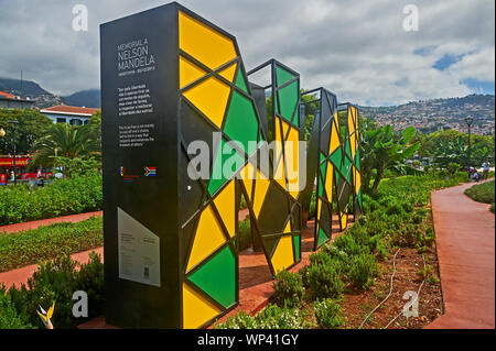 Funchal, Madeira e il Nelson Mandela memorial gardens sulla banchina sono contrassegnati dalla sigla geometrica N e M in Sud Africana di colori. Foto Stock