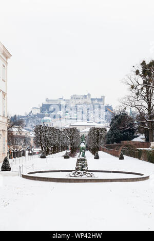 Una metà inverno vista attraverso i Giardini Mirabell a Salisburgo, Austria. Sullo sfondo si vede la Fortezza Hohensalzburg seduta in cima Festungsberg. Foto Stock