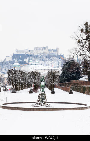 Una metà inverno vista attraverso i Giardini Mirabell a Salisburgo, Austria. Sullo sfondo si vede la Fortezza Hohensalzburg seduta in cima Festungsberg. Foto Stock