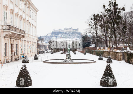 Una metà inverno vista attraverso i Giardini Mirabell a Salisburgo, Austria. Sullo sfondo si vede la Fortezza Hohensalzburg seduta in cima Festungsberg, a SMA Foto Stock