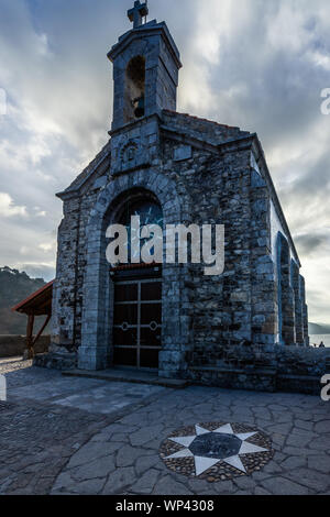 La cappella nella parte superiore di San Juan de Gaztelugatxe isolotto costruito nel X secolo, Bermeo, Paesi Baschi Foto Stock