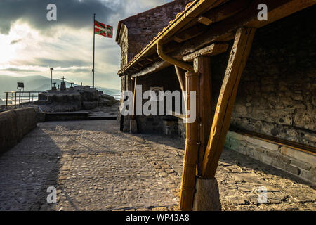 Paesi Baschi bandiera (ikurrina) vicino all'eremo di San Juan de Gaztelugatxe, Bermeo, Paesi Baschi Foto Stock