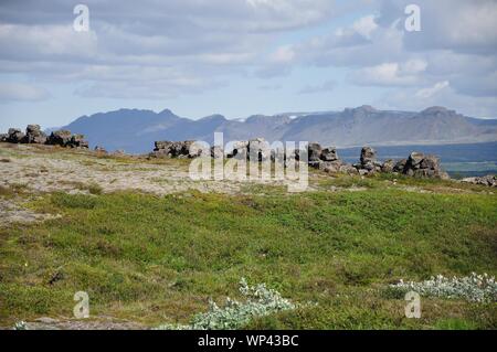 Blick auf schroffe Berge über die Kontinentalspalte hinweg. Hier bewegen sich Amerika und Europa voneinander weg. Foto Stock