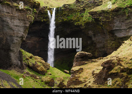 Kvernufoss cascata in una gola di montagna. La splendida natura di Islanda Foto Stock