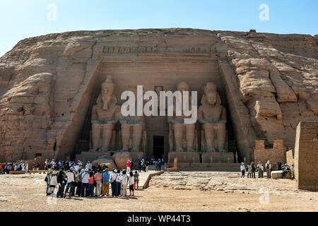 Le magnifiche rovine del Grande Tempio di Ramesse II ad Abu Simbel in Egitto. Essa fu costruita sulla riva occidentale del fiume Nilo. Foto Stock