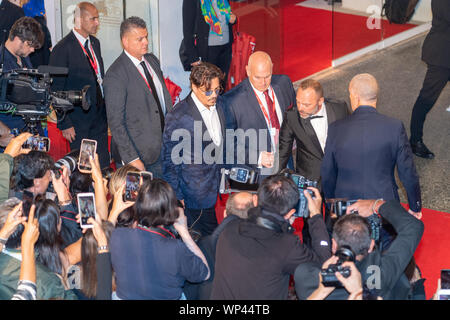 Venezia, Italia - 06 September, 2019. Johnny Depp assiste il tappeto rosso per la prima mondiale di "Aspettando i barbari' durante il 76° Festival del Cinema di Venezia al Palazzo del Cinema il 06 settembre 2019 a Venezia, Italia. © Roberto Ricciuti/risveglio/Alamy Live News Foto Stock