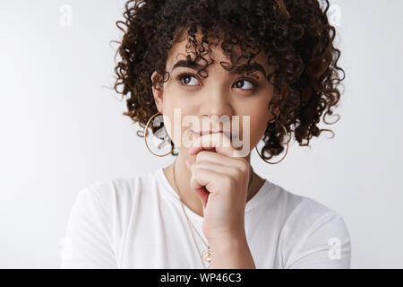 Headshot pensieroso creative smart attraente curly-donna dai capelli pensando di nuovo concetto di design del piano cercare di toccare il labbro prendere decisione mente, nome di richiamo Foto Stock