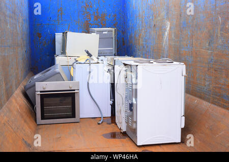 Rifiuti di apparecchiature elettriche ed elettroniche (RAEE) sinistro per il riciclaggio al consiglio di riciclaggio domestico Centre Regno Unito Foto Stock