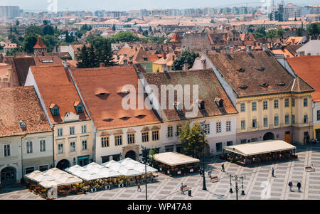 Piata Mare grande piazza dalla torre del Consiglio a Sibiu in Romania Foto Stock