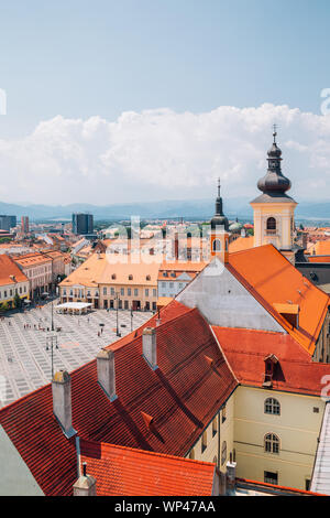 Piata Mare grande piazza dalla torre del Consiglio a Sibiu in Romania Foto Stock