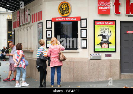 Turisti acquistare biglietti presso il Theatre ticket office a Leicester Square, London, Regno Unito Foto Stock