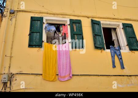 Panni stesi fuori di windows,l'asciugatura,Corfu Old Town,Corfù, Grecia, ISOLE IONIE Foto Stock