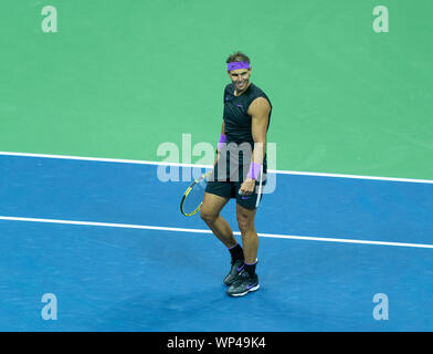 New York, Stati Uniti. 06 Sep, 2019. Rafael Nadal (Spagna) celebra la vittoria in mens semifinale partita a US Open Championships contro Matteo Berrettini (Italia) a Billie Jean King National Tennis Center (foto di Lev Radin/Pacific Stampa) Credito: Pacific Press Agency/Alamy Live News Foto Stock