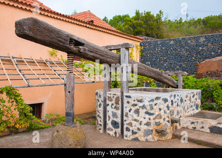 Antica pressa tradizionale per la pigiatura delle uve per la preparazione del succo d'uva, o mosto, per la vinificazione. Sull'isola di la, Gomera, Isole Canarie, Spagna Foto Stock