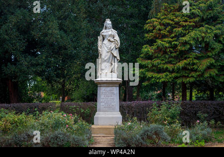 Statua della regina Victoria per commemorare il suo Giubileo d oro nel 1887 in Abbey Gardens, Abingdon-on-Thames, Oxfordshire, sud-est dell'Inghilterra, Regno Unito Foto Stock