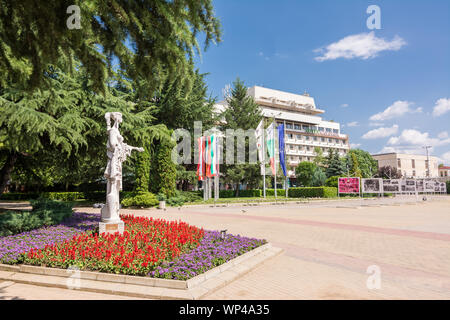 Kazanlak, Bulgaria - 19 Giugno, 2019: Thracian donna statua rose raccolta nella piazza centrale di Kazanlak (Bulgaria) Foto Stock