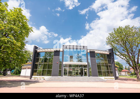 Kazanlak, Bulgaria - 19 Giugno, 2019: facciata del museo di rose con la storia dell'essenza di rose strumenti visualizzati Foto Stock