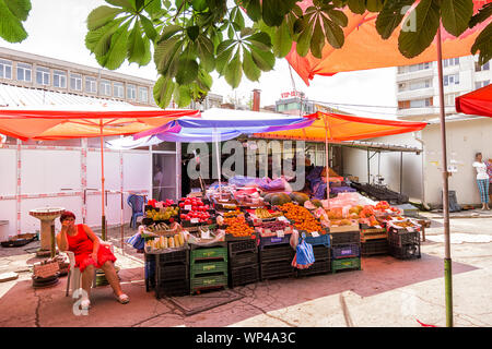 Kazanlak, Bulgaria - 19 Giugno, 2019: chiosco per la vendita di verdura al mercato di Kazanlak Foto Stock