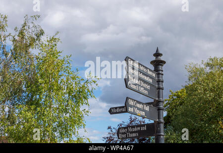 Orientamento tradizionale a dare indicazioni per le amenità locali e luoghi di interesse nel centro storico di Abingdon-on-Thames, Oxfordshire, sud-est dell'Inghilterra, Regno Unito Foto Stock