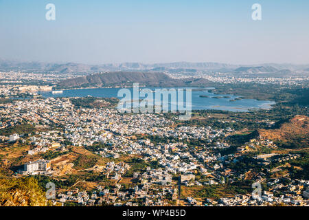 Lago Pichola e città vecchia vista panoramica dal monsone di Palace di Udaipur, India Foto Stock