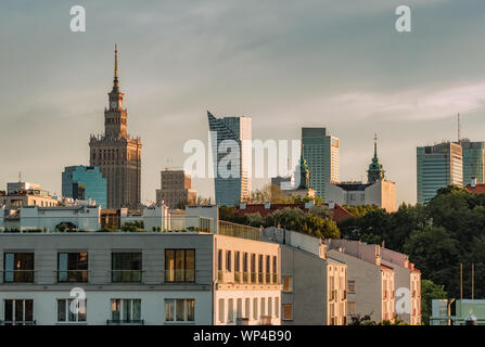 Lo skyline di Varsavia con il palazzo della cultura e della scienza e i moderni grattacieli al tramonto Foto Stock