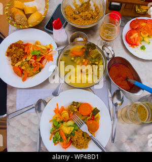 Tipico cibo Gomeran Puchero de verduras (vegetble stufato), gofio (farina di mais tostato), almogrote (formaggio di capra e paprica), insalata, mojo (rosso canaria Foto Stock