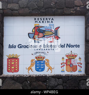 Orzola,Lanzarote, Spagna Ottobre 15 2018: segno per per la riserva marina del 'Graciosa Island e le piccole isole del nord' con un dipinto di pesce Foto Stock