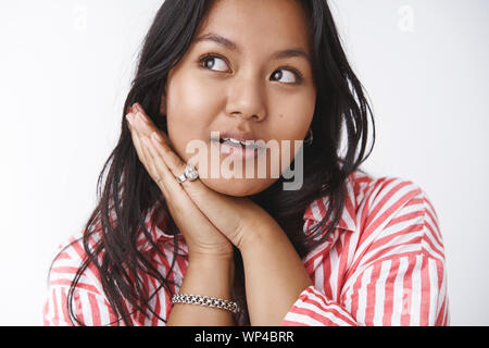 Corpo positivo, cicatrici da acne e concetto. Ritratto di affascinante e carino bella donna polinesiana fantasticando battenti nei sogni e pensieri, poggiando su pal Foto Stock