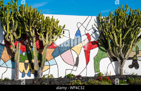 Lanzarote, Spagna Ottobre 15 2018: murale colorato e Euphorbia succulenta palnts presso il Cesar Manrique Foundation, casa del famoso artista un popolare Foto Stock