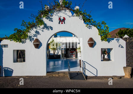 Lanzarote, Spagna Ottobre 15 2018: Ingresso il Cesar Manrique Foundation, casa del famoso artista una popolare destinazione turistica. Foto Stock