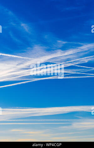 Numero straordinario di aeromobili contrails sotto fresca e chiara windless condizioni su un Marzo giornata di primavera in Spagna. Questi riducono la luce del sole e di un Foto Stock
