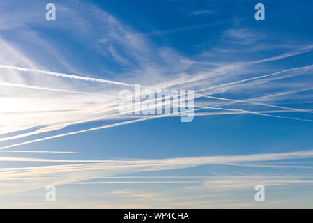 Numero straordinario di aeromobili contrails sotto fresca e chiara windless condizioni su un Marzo giornata di primavera in Spagna. Questi riducono la luce del sole e di un Foto Stock