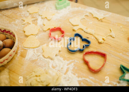 L'impasto cuted fuori dai cookie cutter, nessuno Foto Stock