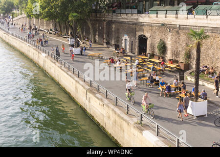 Parigi riverbank - persone godendo di estate sulla Senna nel 1 ° arrondissement di Parigi, in Francia, in Europa. Foto Stock