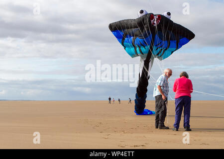 Lytham St Annes On Sea. Regno Unito Meteo. Il 7 settembre 2019. In una bella giornata di sole sulla costa nord-occidentale, i preparativi per il gigante annuale Kite Festival sono ben al di sotto del titolo sulla spiaggia di Lytham St Annes in Lancashire. Credito: Cernan Elias/Alamy Live News Foto Stock